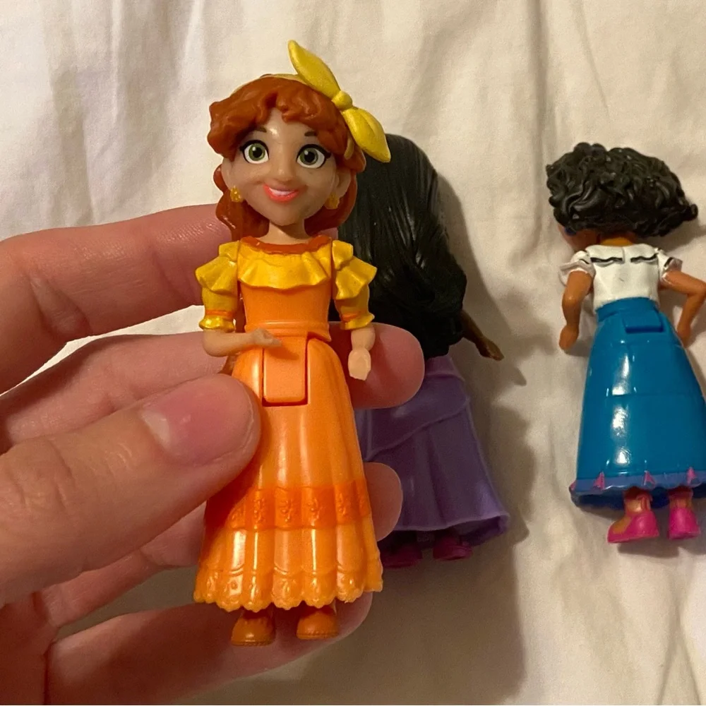 DISNEY ENCANTO (4 piece set) - Picture 3 of 11